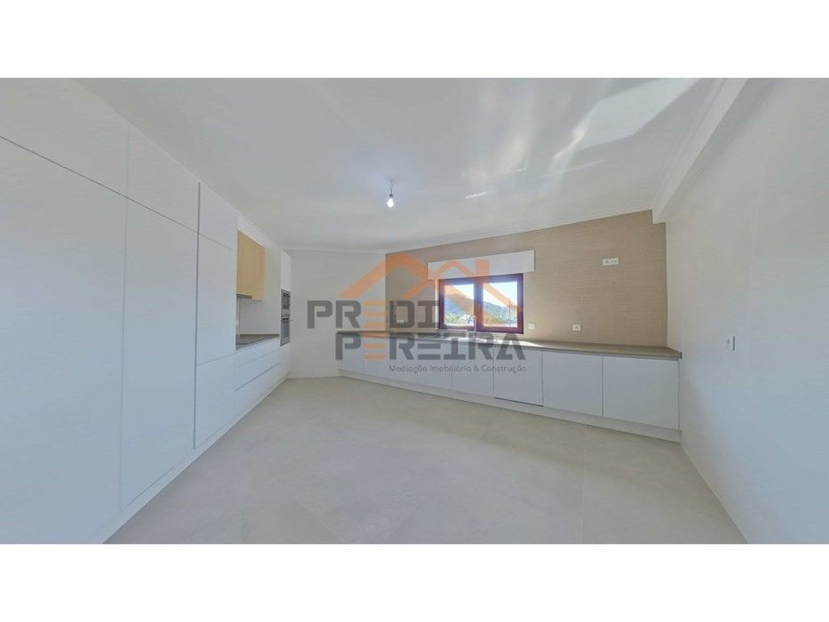 Apartamento T3 duplex remodelado, com box, situado em Casal de Cambra.