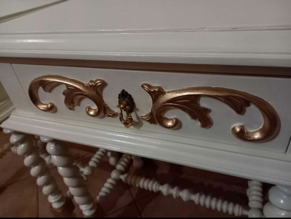 Mesinha de Cabeceira Provençal: Uma Obra de Arte Pintada à Mão