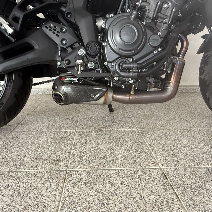 Yamaha Tracer 7 GT de 2025 akrapovic