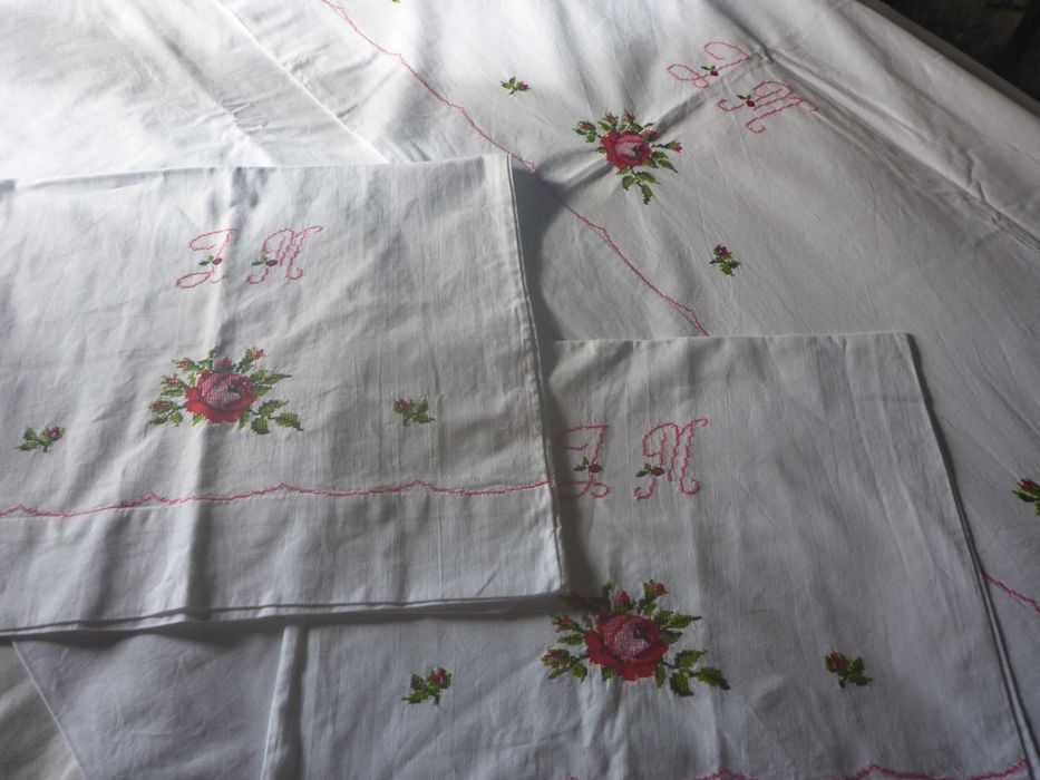 Lençol e duas almofadas - Linho misto com bordado manual a ponto cruz