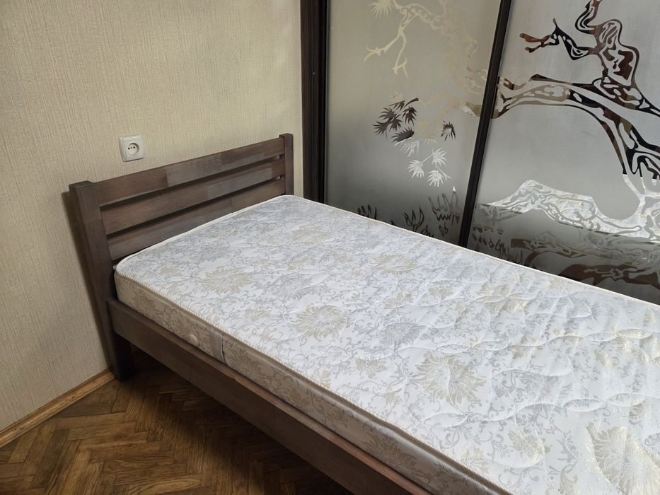 Кровать с матрасом