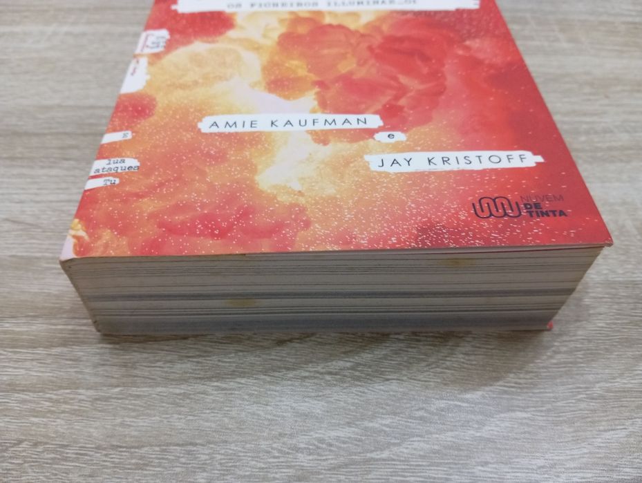 Livro #1 Illuminae - Amie Kaufman, Jay Kristoff