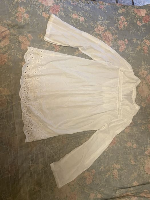 Біла жіноча сорочка