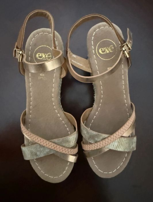 Sandalias douradas Exé