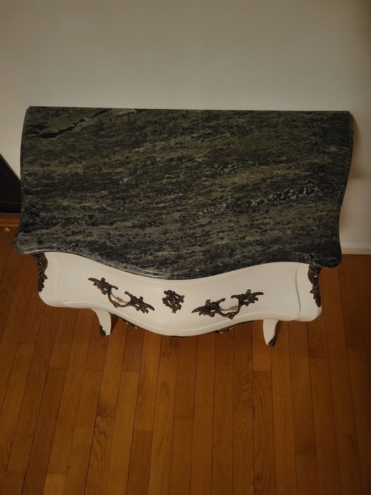 Komoda brzuchatka biała