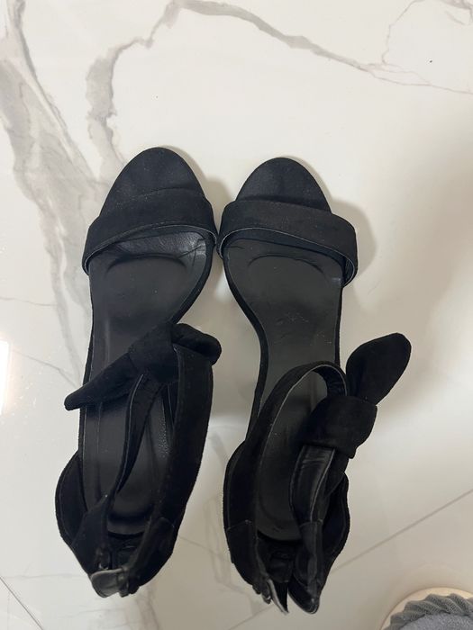 Босоніжки натуральний замш на каблуку