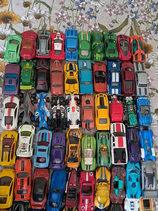 Продам 88 машин Hot wheels по штучно
