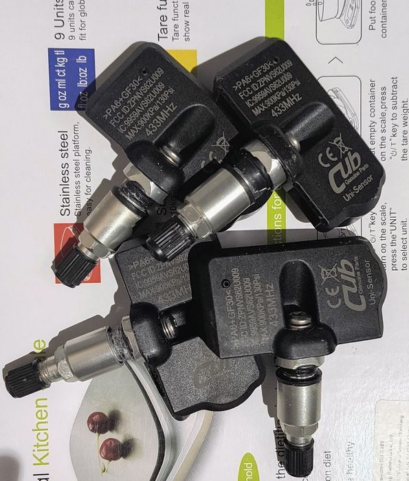 Komplet uniwersalnych czujników ciśnienia opon tpms