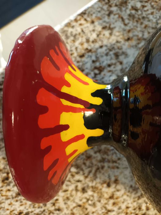 Jarra preta: (Tinta celulosa sobre cerâmica)