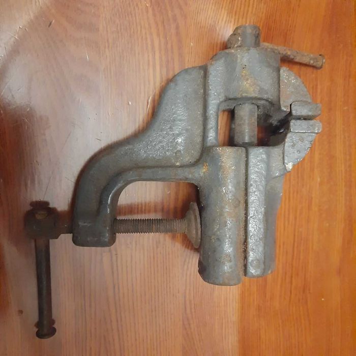 тиски СССР настольные , слесарные  с оригинальным клеймом губки 60 мм