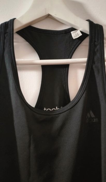 Vários tops/camisolas de treino
