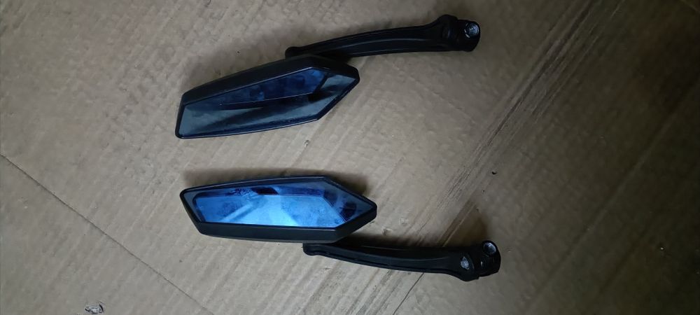 Espelhos para moto e um deflector