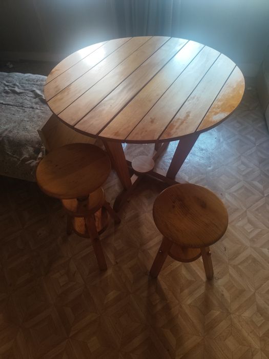 Mesa em madeira maciça com 2 bancos