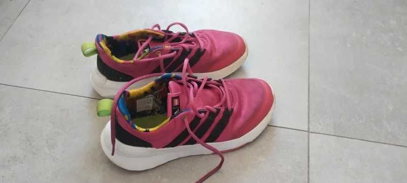 Adidasy magenta z serii LEGO