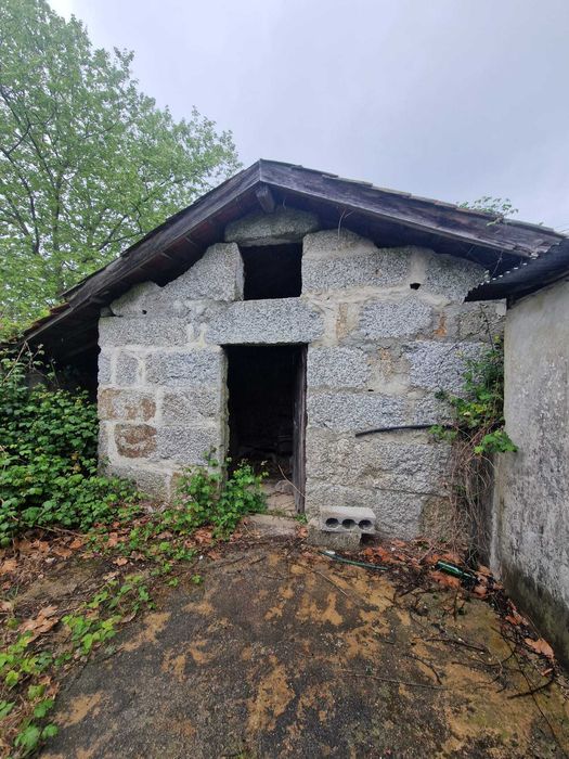 Quinta para restaurar perto da saída da A42 em Felgueiras