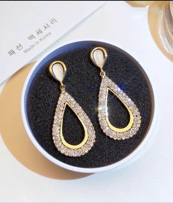 Kolczyki w złotym kolorze łza