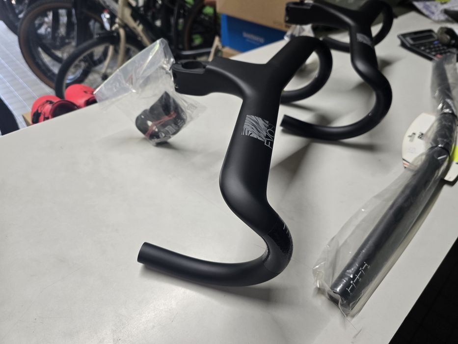 Guiadores de estrada e btt carbono