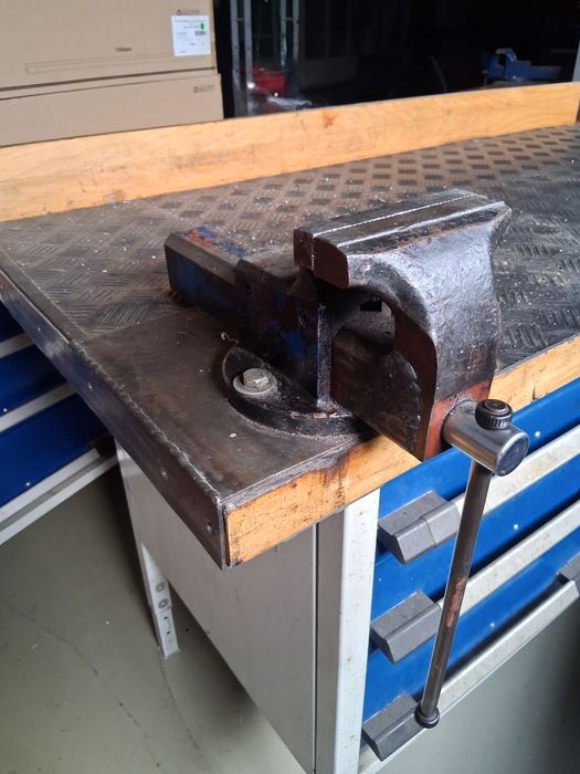 Bancada de trabalho com torno