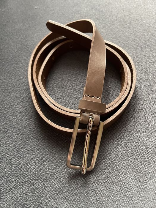 Elegancki pasek damski brązowy z ozdobną złotą klamrą