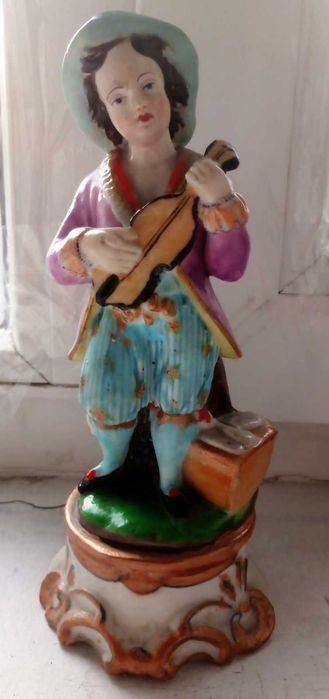Старинная статуэтка Юноша, Кавалер с гитарой. Ручная роспись. Фарфор.