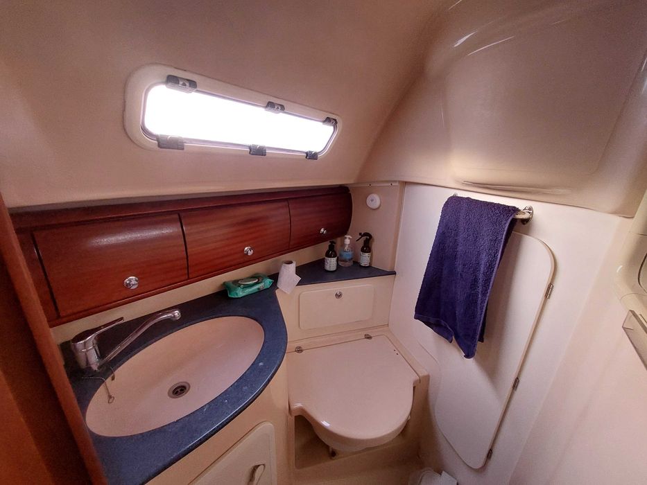 Veleiro Bavaria 32" (veleiro alemão com bandeira portuguesa);