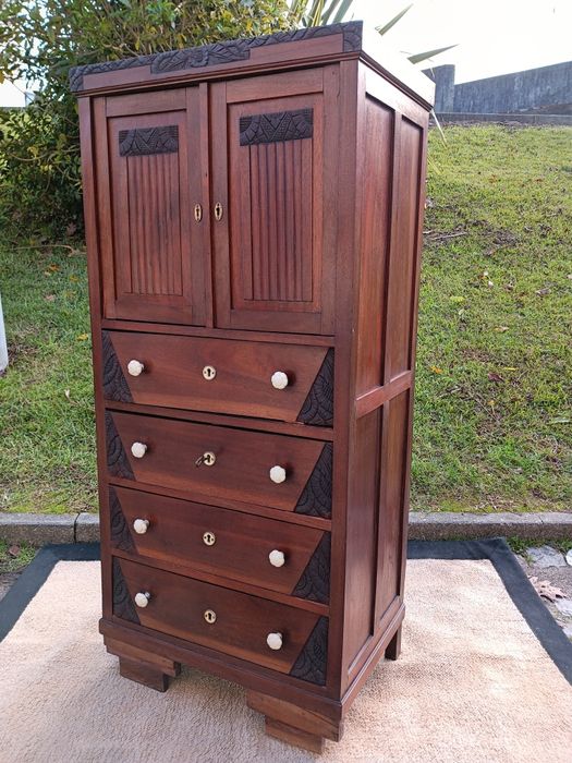 Móvel armário ou guarda-roupa, frequentemente associado ao estilo colo