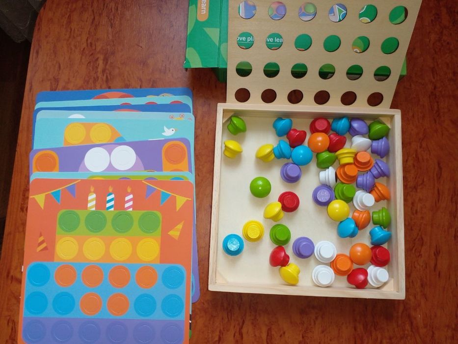 Большая мозаика полностью из дерева.