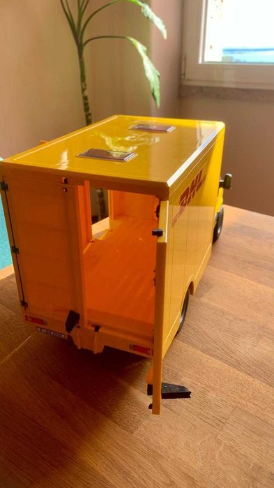 Carrinha DHL brinquedo
