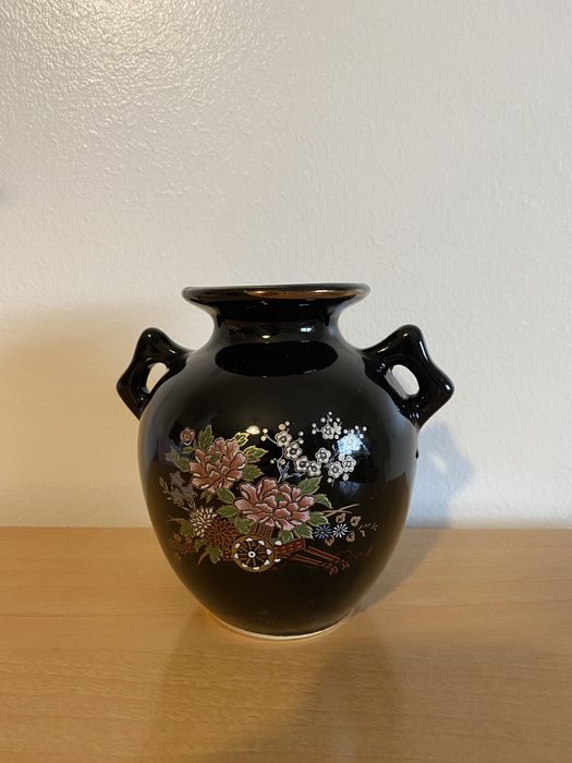 Jarra vintage com pintura flores