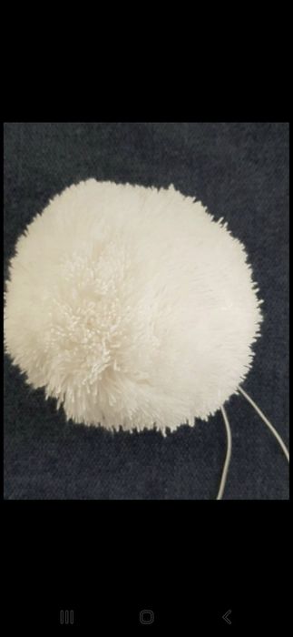 Pompony biale welna z akrylem.