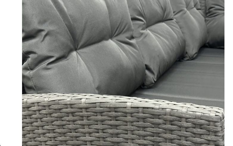 Meble ogrodowe z huśtawką i parasolem