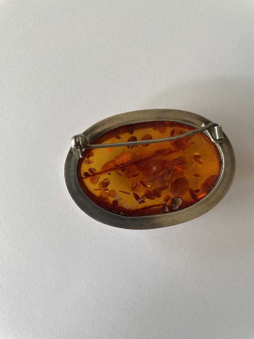 Broszka srebrna z bursztynem