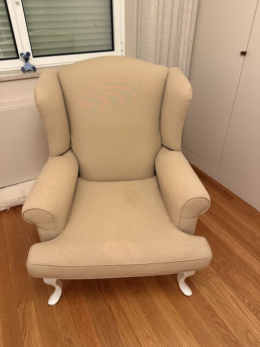 Poltrona antiga de cor bege