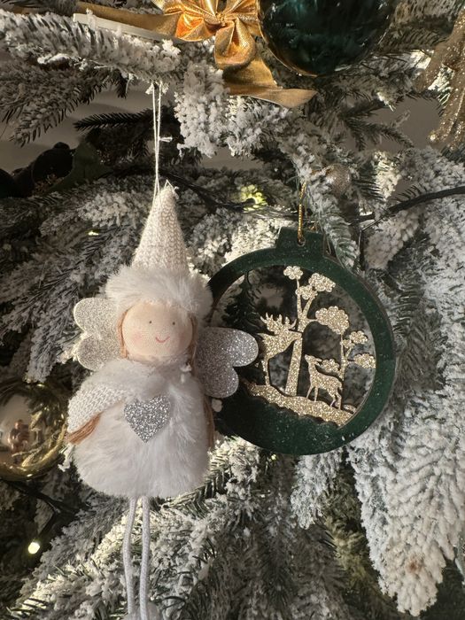 Ялинка засніжена лита з прикрасами та гірляндою , штучна йолка