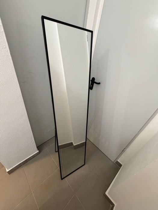Espelho de pé com moldura preta, estilo minimalista