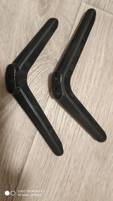 Пульт и ножки для телевизора Bravis