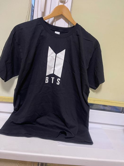 Футболка чоловіча чорна з великим білим логотипом BTS на грудях