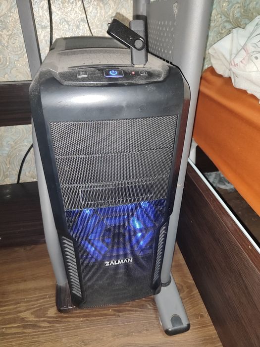 Продам компьютер со столом и стулом