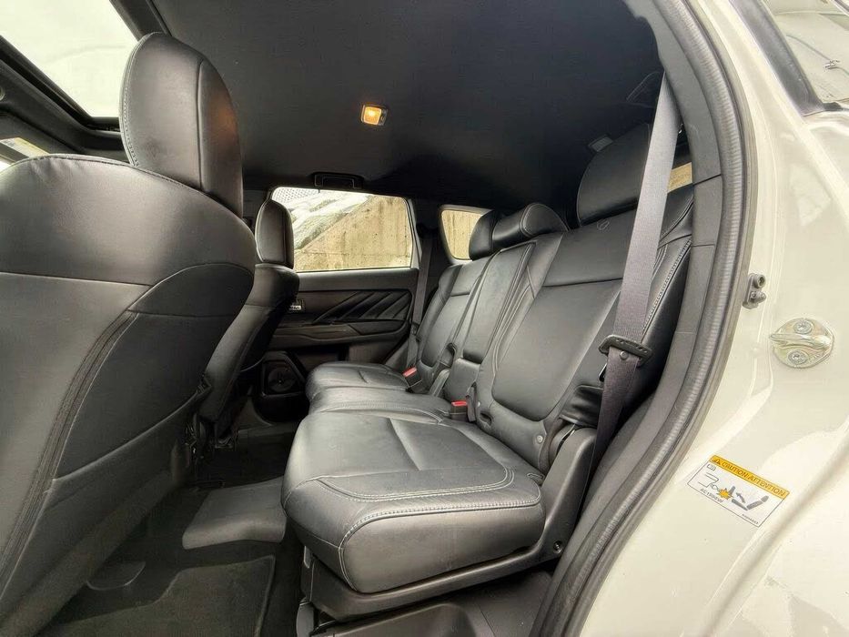 Mitsubishi Outlander PHEV      2020