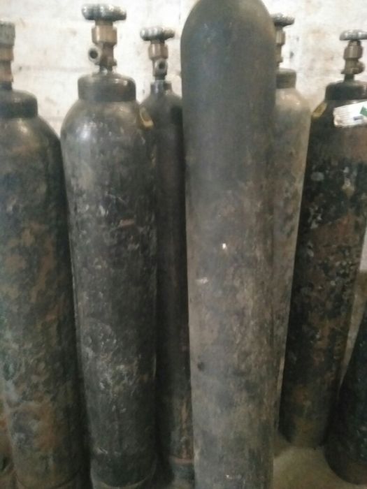 Баллоны углекислотные маленькие и большие,а також є кисень та інші газ