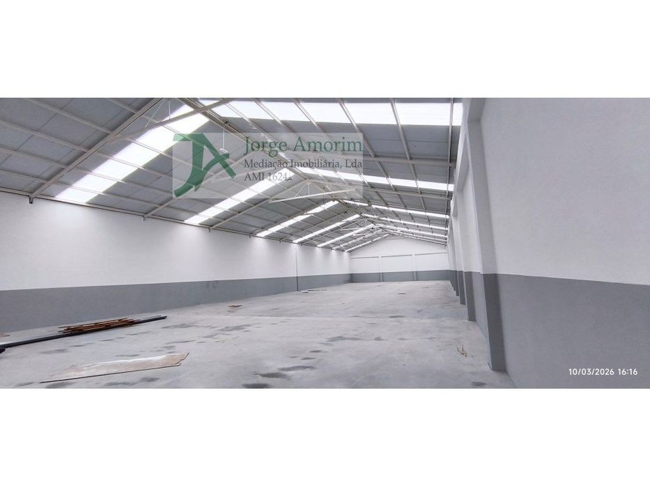 Armazém Industrial com 950 m² e Escritórios. Pé dto de 5.5 mt Cober...