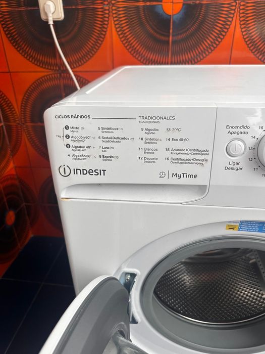 Máquina de lavar Indesit 7 quilos com pouco uso