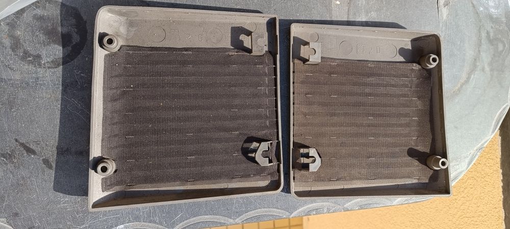 Tampas das Colunas colocadas nas quartelas portas Peugeot 205