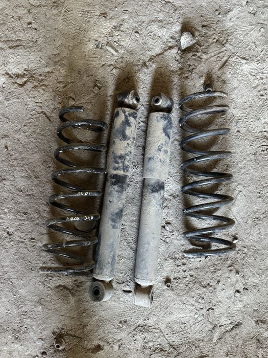 Задние  пружины двери , ford mondeo 3  запчасти