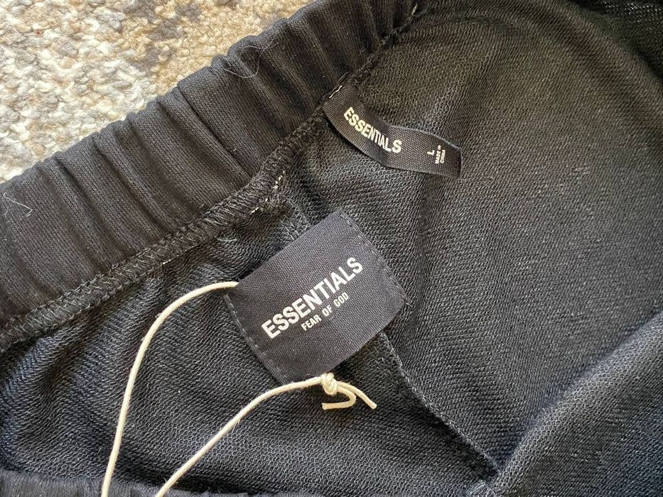 шорти essentials