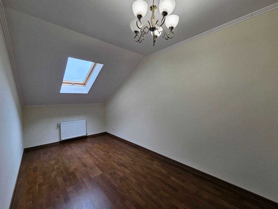 Продається 1-кімнатна квартира площею 42 м² по вулиці Хоткевича.