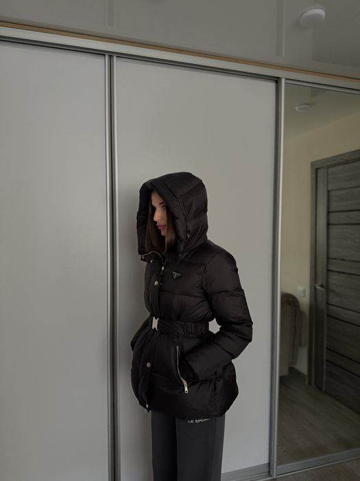 Жіночий пуховик від Прада