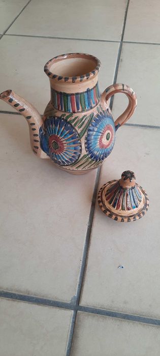 Xicaras com pires e bule