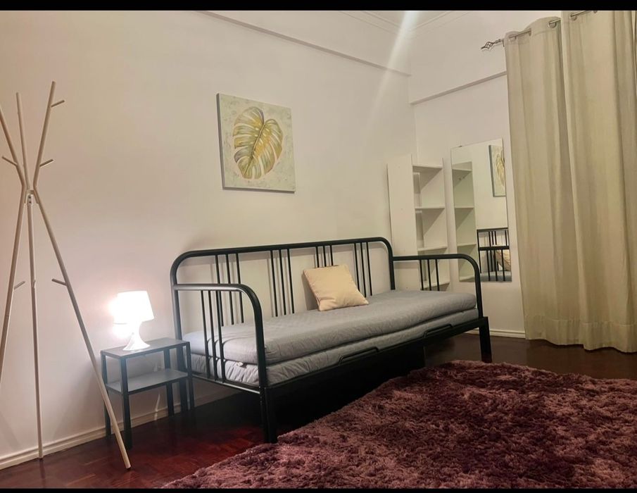 Quarto amplo e luminoso com varanda zona central Benfica