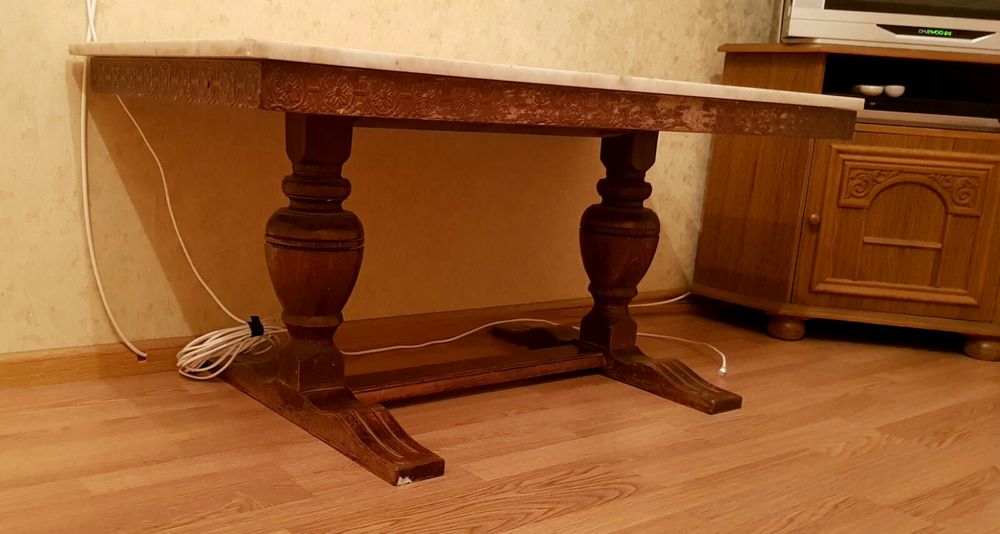 Журнальный столик с мраморной столешницей, в отличном состоянии